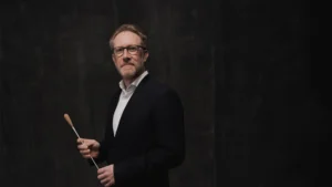 Simon Crawford-Phillips är Dalasinfoniettans nye förste gästdirigent